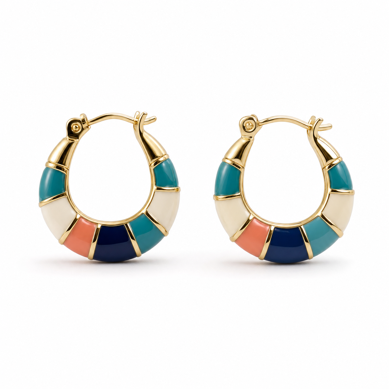 Pendientes de aro segmentados de esmalte en tono dorado en color verde azulado, marfil, coral y azul marino.